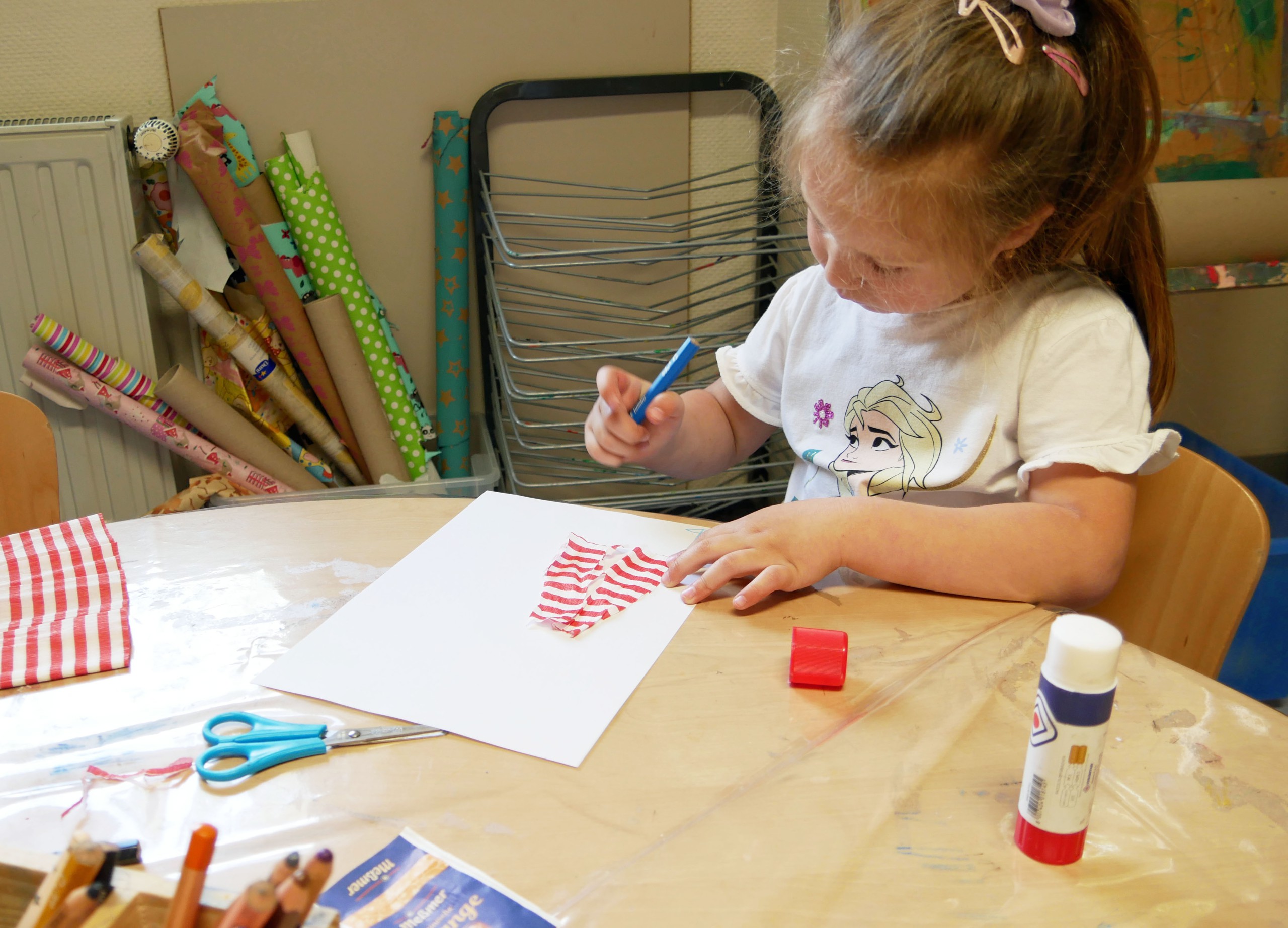 Ein Kind bastelt an einem Tisch