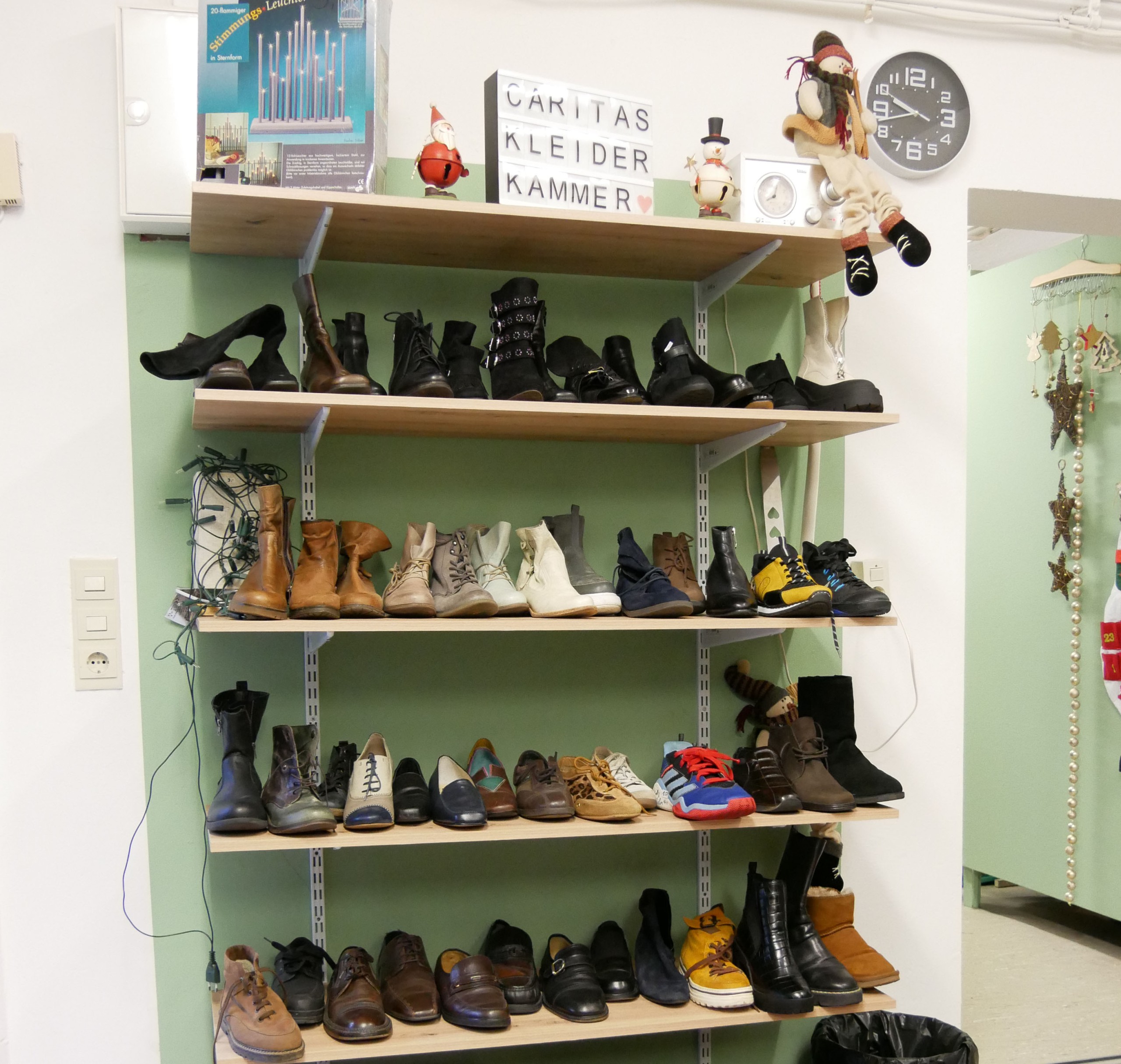 Schuhe in einem Regal