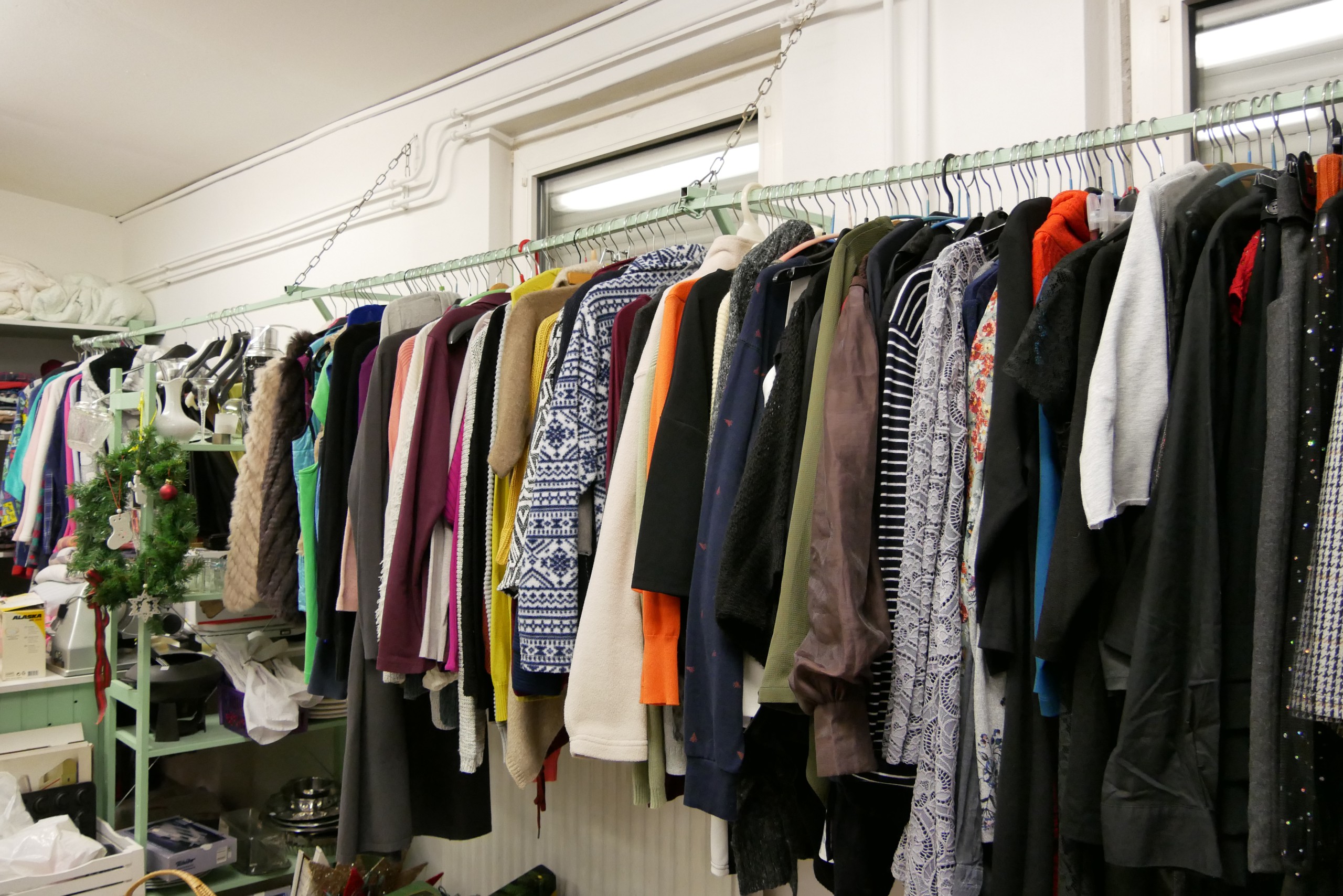 Eine Kleiderstange mit Oberbekleidung auf Bügeln