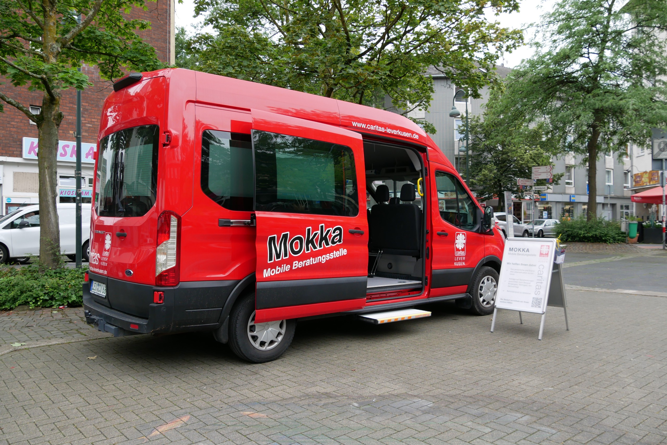 Beratungsbus steht mit offener Tür auf dem Marktplatz